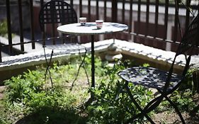 Apartment With Lovely Garden
